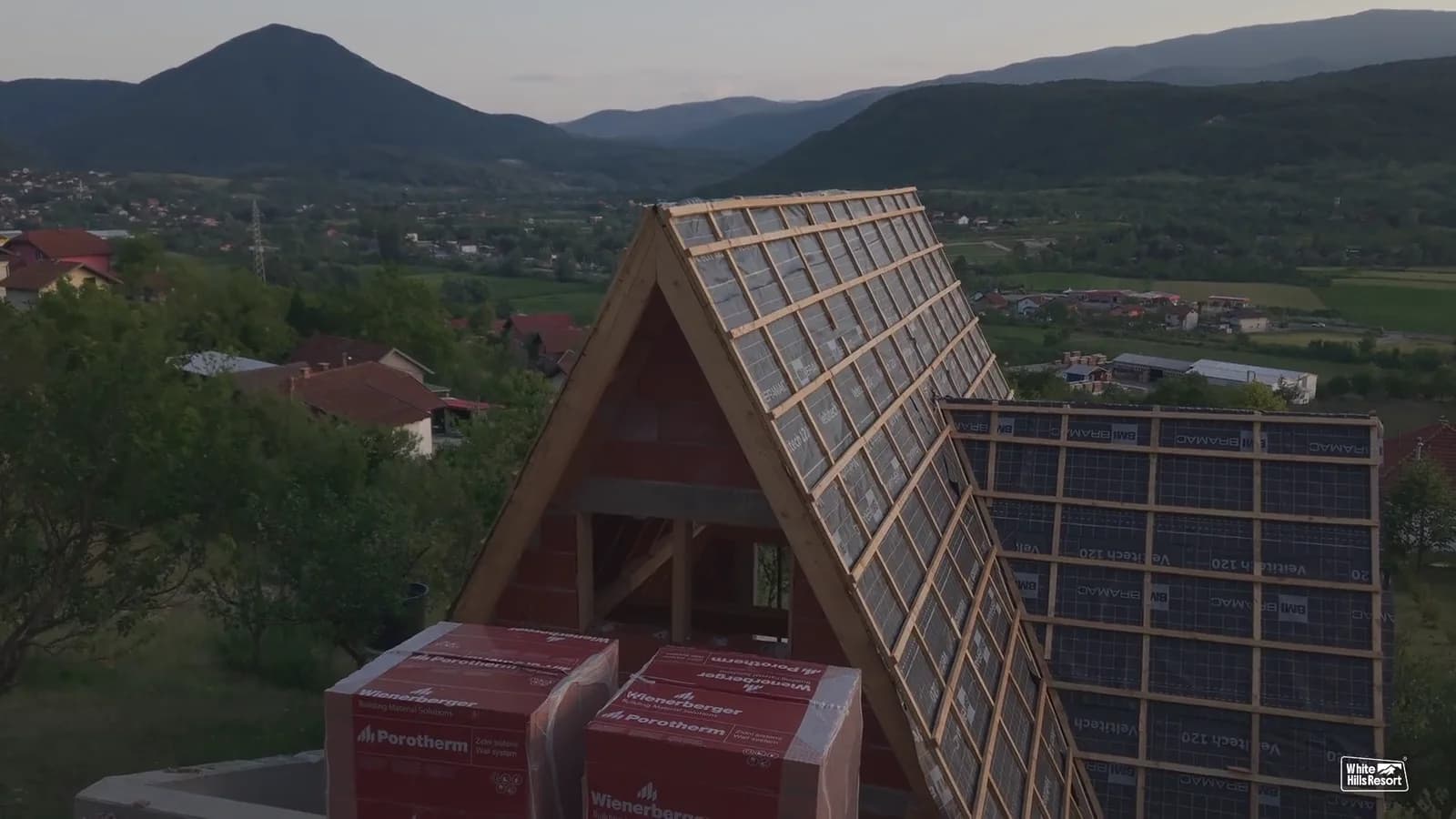 Vikendica u izgradnji i planine iznad Bihaća u sumrak